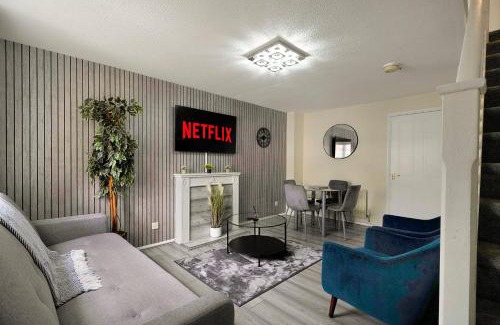 Thamesmead House | Thames Family Retreat, 2 bed house, Sleeps 6, with Parking and Garden