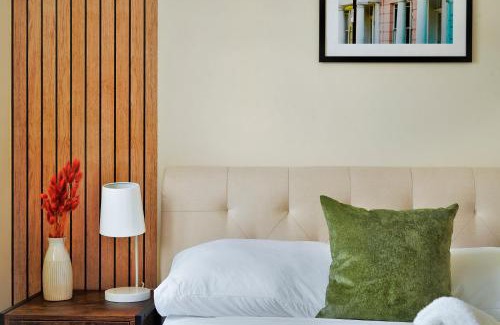 Thamesmead House | Thames Family Retreat, 2 bed house, Sleeps 6, with Parking and Garden