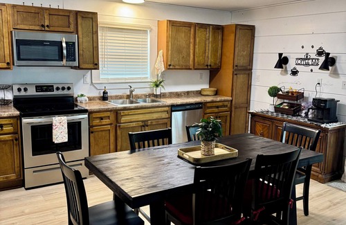 Pikeville Cottage | Thanksgiving dates available🍁Charming 3B-2B cottage by Fall Creek Falls Park!