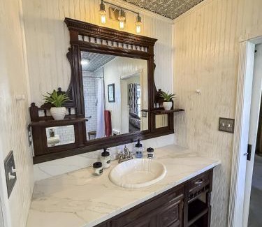 Russellville Apartment | The 1950s Retro Riverside Cottage