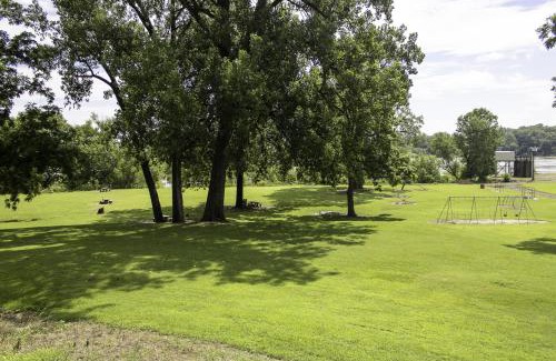 Russellville Apartment | The 1950s Retro Riverside Cottage