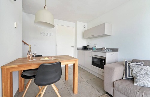 Ouddorp Hotel | The 2-person Studio Waterfront enjoys a unique location and is spread over two floors. The terrace overlooks the water.