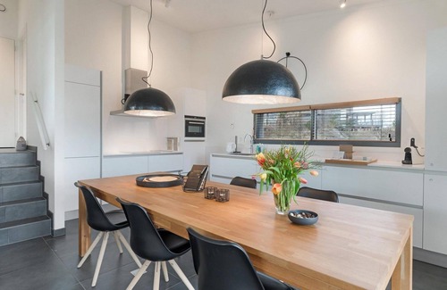 Ouddorp House | The 4 person Villa Super VIP features a luxurious and comfortably furnished interior, several terraces with conservatory and views over the water, perfect with dogs and children.