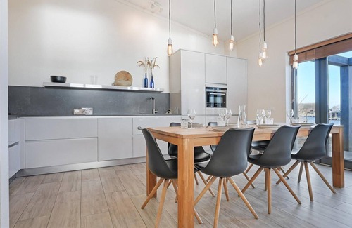 Ouddorp House | The 4 person Villa Super VIP features a luxurious and comfortably furnished interior, several terraces with conservatory and views over the water, perfect with dogs and children.