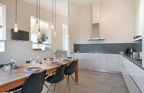 Ouddorp House | The 4 person Villa Super VIP features a luxurious and comfortably furnished interior, several terraces with conservatory and views over the water, perfect with dogs and children.