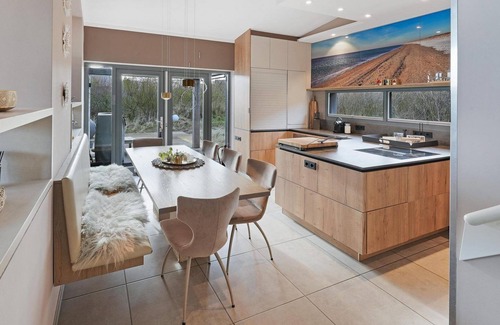 Ouddorp House | The 4 person Villa Super VIP features a luxurious and comfortably furnished interior, terrace with views over the water, perfect with dogs and children.