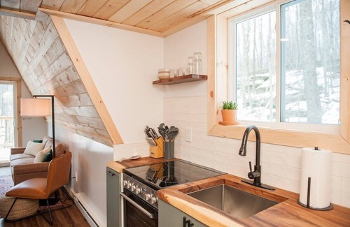 Stamford Cabin | The A-Frame on Pudding Hill - Wood Burning Cedar Hot tub!