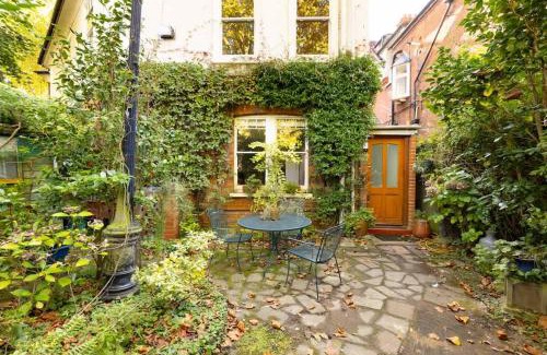 Chiswick House | The Abinger Place - Inviting 2BDR House with Study Room & Garden