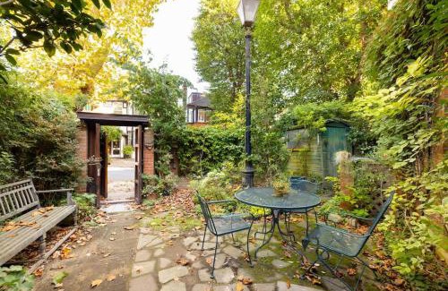 Chiswick House | The Abinger Place - Inviting 2BDR House with Study Room & Garden