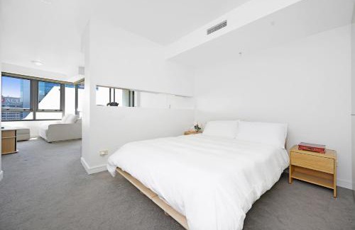 North Sydney Apartment | The Alexander Apartments - Harbour Views, Parking, Pool, 24hr Concierge
