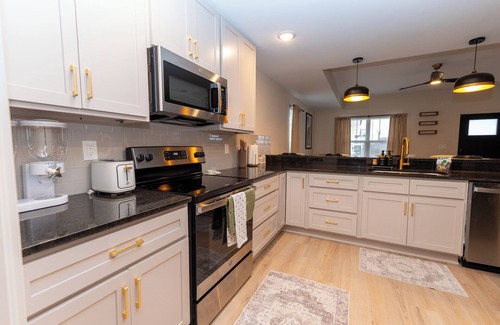 New Albany House | The Aniston - Charming Retreat in the Heart of Downtown New Albany