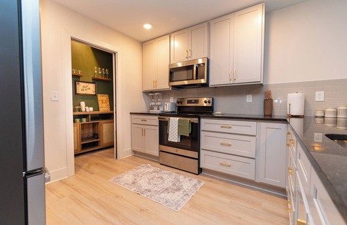 New Albany House | The Aniston - Charming Retreat in the Heart of Downtown New Albany