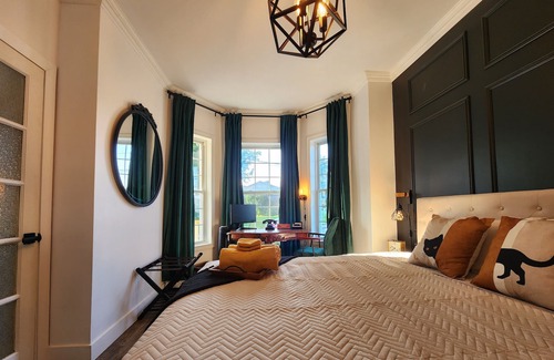 Quartier 5-4 Apartment | The Antique Cat - Jacuzzi & Parking