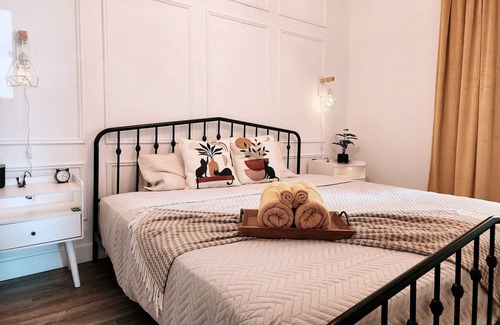 Quartier 5-4 Apartment | The Antique Cat - Jacuzzi & Parking