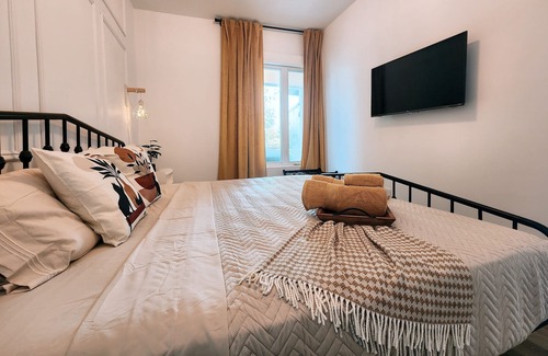 Quartier 5-4 Apartment | The Antique Cat - Jacuzzi & Parking