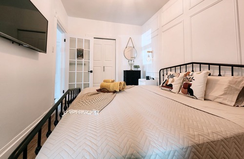 Quartier 5-4 Apartment | The Antique Cat - Jacuzzi & Parking