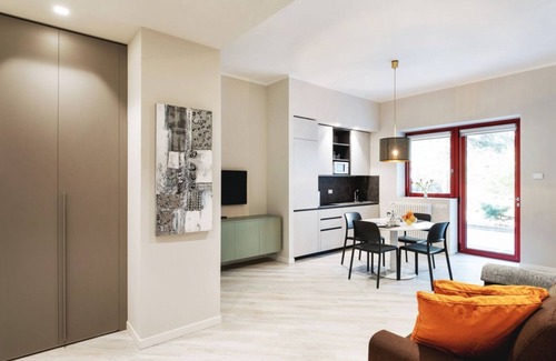 Saragozza-Porto Apartment | The apartment is located in a strategic point: a few steps from the Ospedale Maggiore, not far from the exit of the ring road and the motorway.The main services (restaurants, bars, supermarkets, shops) are in the immediate neighborhood.Ideal for business