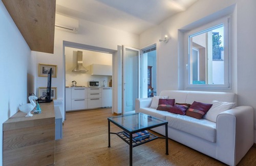 Saragozza-Porto Apartment | The apartment is located in a historic building in Porta Saragozza, a prestigious area of ​Bologna, at the foot of the hills and at the beginning of the monumental portico of San Luca, the longest in the world, which reaches the Basilica on the Coll