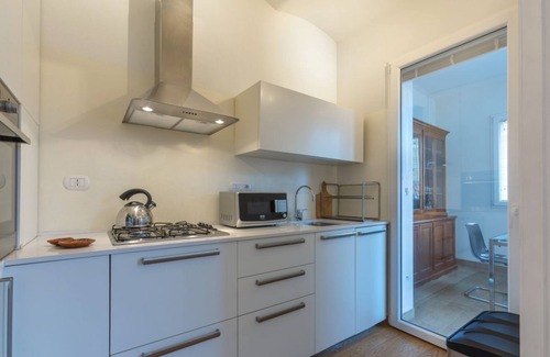 Saragozza-Porto Apartment | The apartment is located in a historic building in Porta Saragozza, a prestigious area of ​Bologna, at the foot of the hills and at the beginning of the monumental portico of San Luca, the longest in the world, which reaches the Basilica on the Coll