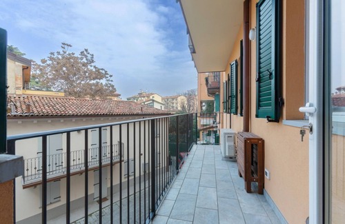 Saragozza-Porto Apartment | The apartment is located in a historic building in Porta Saragozza, a prestigious area of ​Bologna, at the foot of the hills and at the beginning of the monumental portico of San Luca, the longest in the world, which reaches the Basilica on the Coll