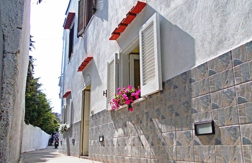 Panza Apartment | The apartment with 3 large double bedrooms, each with a private bathroom.