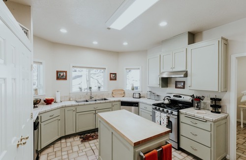 Wrightwood House | The Applewood Inn - BRIGHT & SPACIOUS Mountain Retreat!