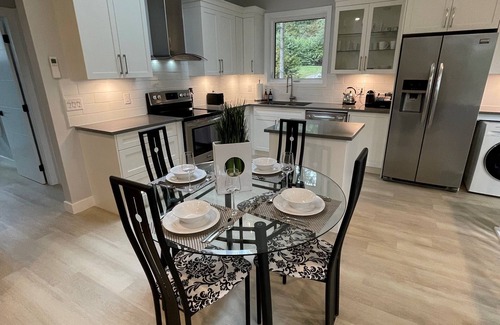 North Saanich House | The Arbutus Loft- 2 bed suite in new home walk to beach & Golf