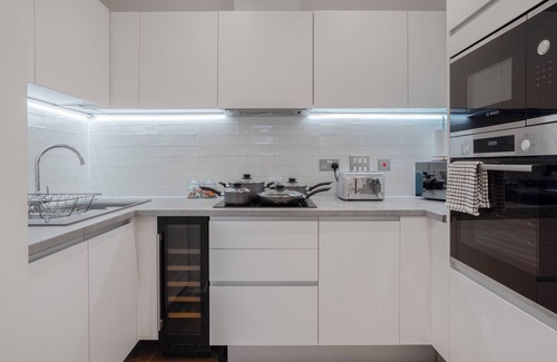 Birmingham City Centre Apartment | The Arcade Machine Suite, 2Bed, 2Bath and Netflix by Noor Luxury Accommodations