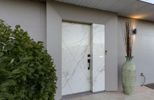 Central Okanagan Apartment | The Artisan - Boutique retreat with lake view.