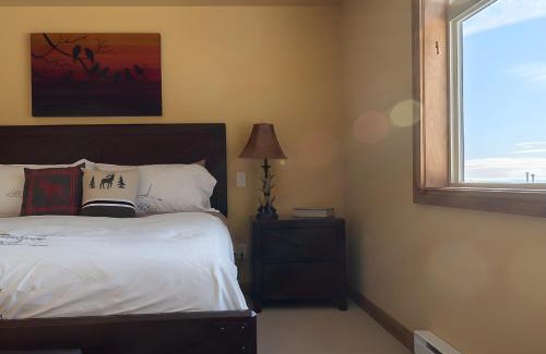 Big White Ski Resort Ski Chalet | The Aspens 5 w/Hot Tub