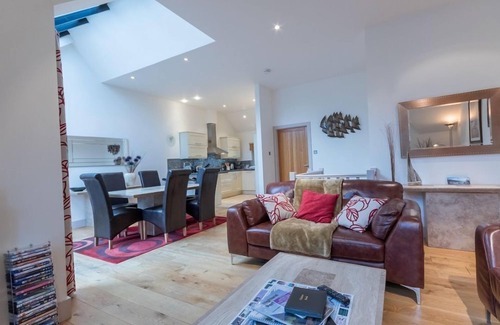 Kenmore Cottage | The Atrium - sleeps 6 guests in 3 bedrooms