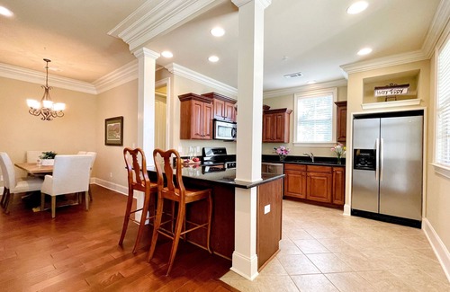 Country Club Condo | The Augusta Place, mins to Square and Campus!