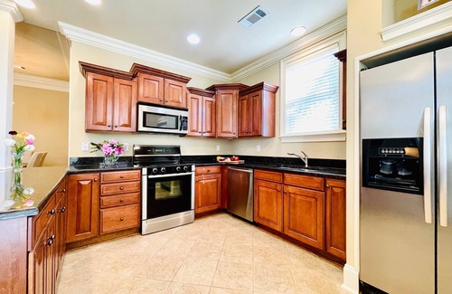 Country Club Condo | The Augusta Place, mins to Square and Campus!