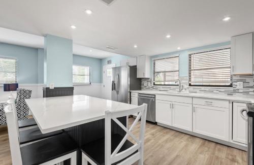 Mid Island Apartment | The Bahama Breeze at the Anchorage
