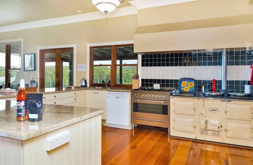 Lovedale House | The Ballabourneen House - Grand Hunter Valley homestead - 4 bedrooms with infinity pool and open fireplace