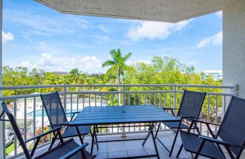 Key West House | The Barbados -Bright Condo w Pool