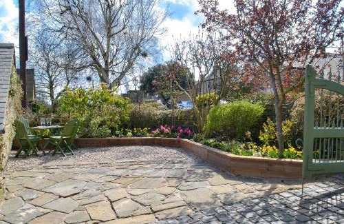 Barlow House | The Barn At Woodland View