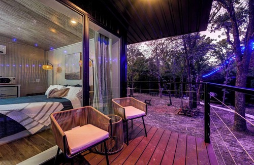 Alvord Cabin | The Barn Owl | Cozy Treehouse + Pickleball Court