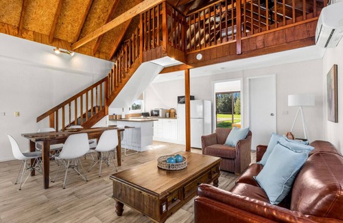 Lovedale Cottage | The Barn - Pet Friendly