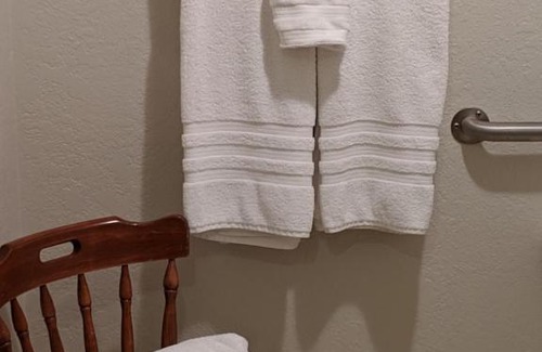 Humansville Hotel | The BarnwooD Inn