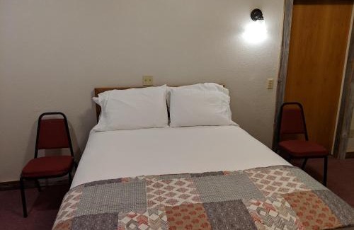 Humansville Hotel | The BarnwooD Inn