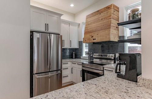 Shelby Park House | The Baroness! 4 BR Home! Near Logan Street Market!