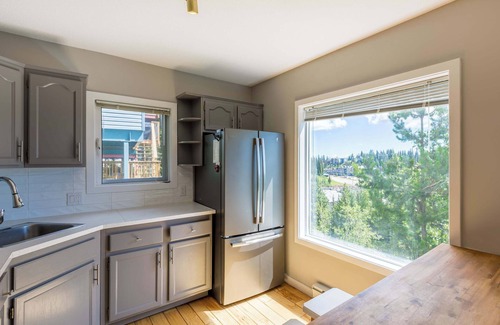 Silver Star Mountain Ski Chalet | The Basecamp | Ski-In/Out | Fireplace & Family Fun