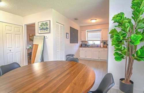 North Hyde Park House | The Bayside Retreat - Unit B by Mane Suites