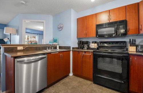 East Kootenay Apartment | The Beach House Pool Access 5 Min Walk to Lake Sleeps 8