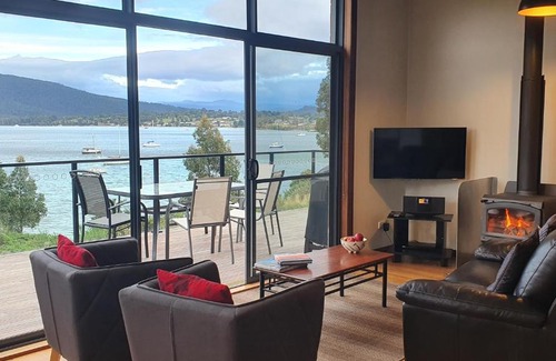 Dover House | The Beach House- private jacuzzi and wood fire!