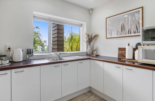 Red Beach Cottage | The Beach House - Red Beach Holiday Apartment