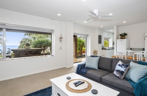 Red Beach Cottage | The Beach House - Red Beach Holiday Apartment