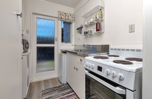One Tree Point Apartment | The Beach Hut - Waterfront Studio at HarbourLights