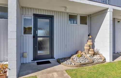 One Tree Point Apartment | The Beach Hut - Waterfront Studio at HarbourLights